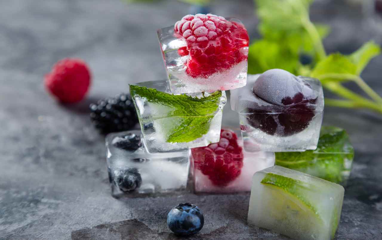 kostki lodu z owocami